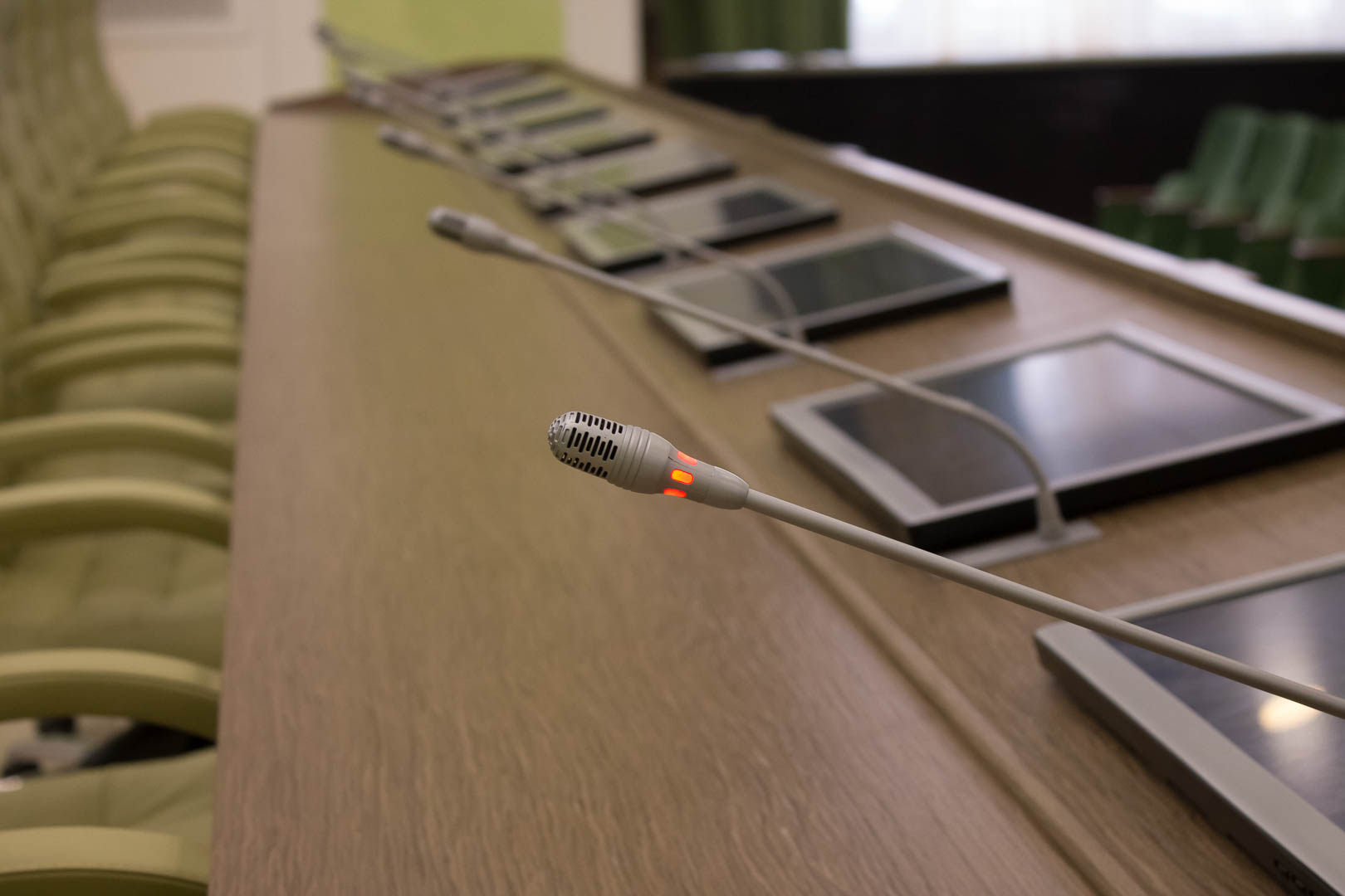 Мониторы, встроенные в стол президиума