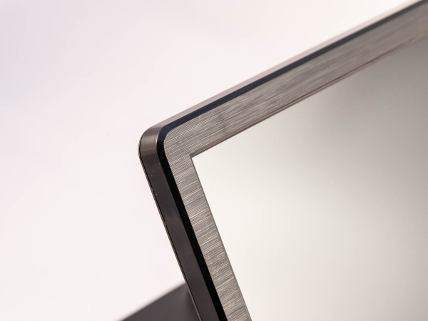 Мониторы серии KVC-MP Передняя панель корпуса стилизована под шлифованный металл