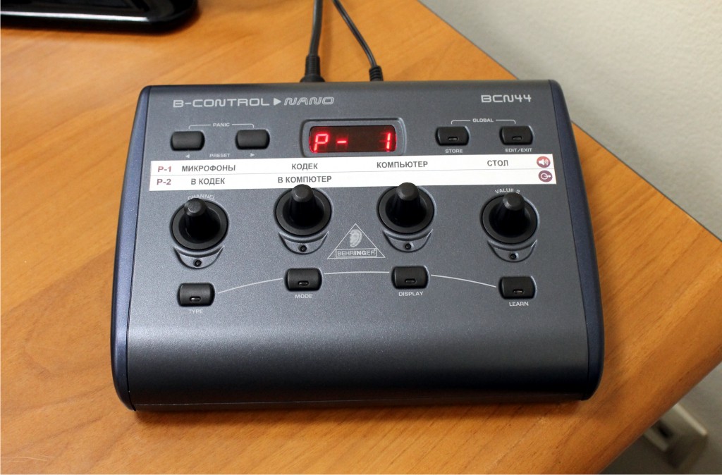 Компактный MIDI-контроллер Behringer BCF44