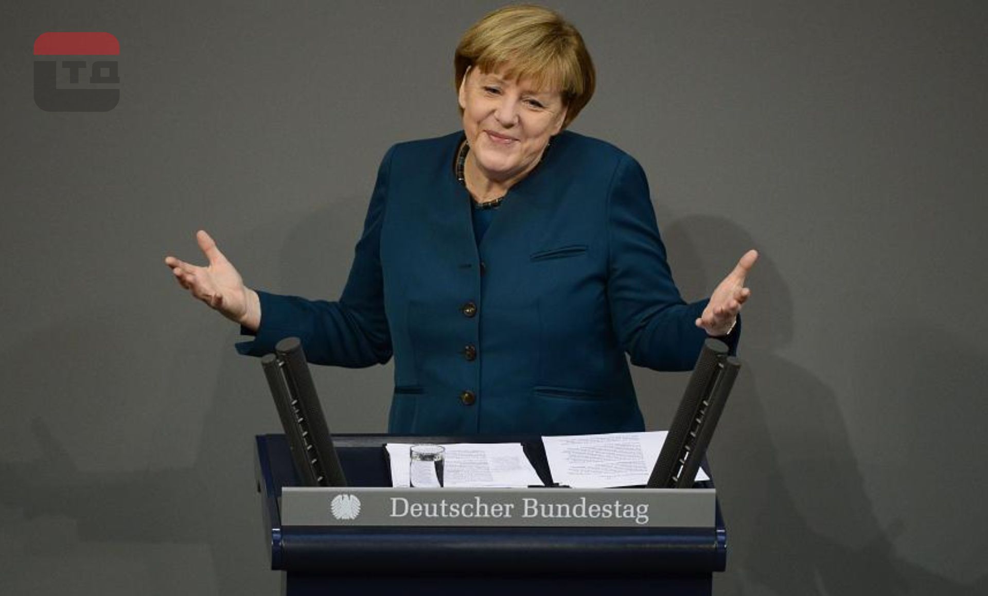 Трибуна бундестага с вертикальными микрофонными массивами