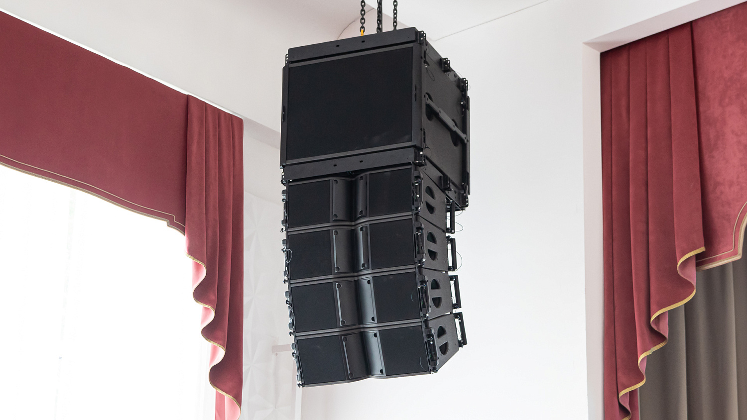 Линейные массивы KARA II в актовом зале СПбГАУ