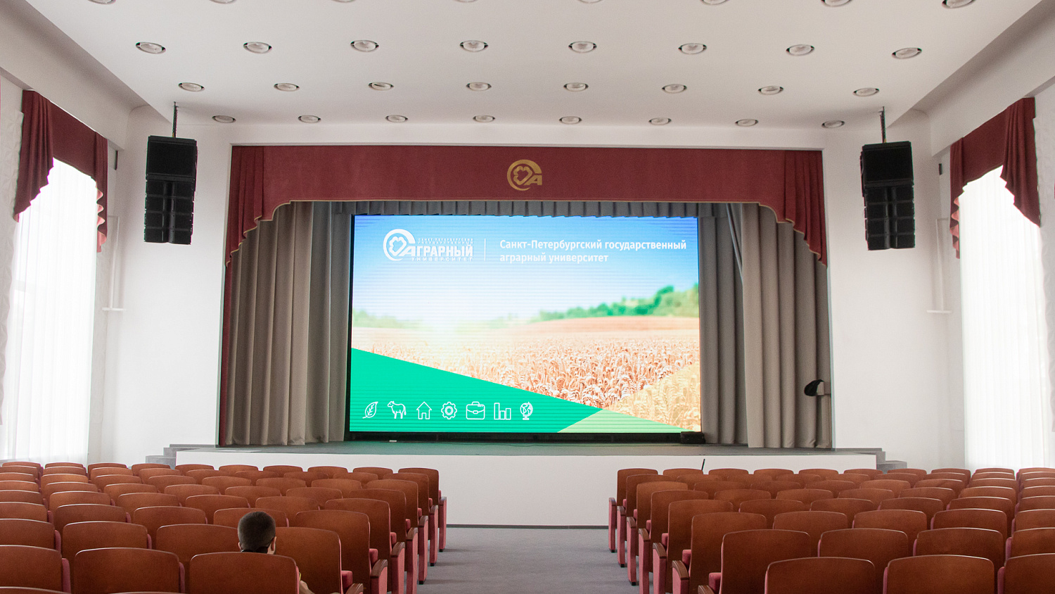 Линейные массивы KARA II в актовом зале СПбГАУ