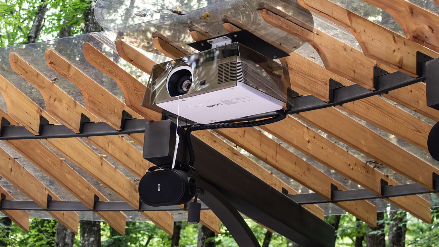 Летний кинотеатр с распределённым звуком