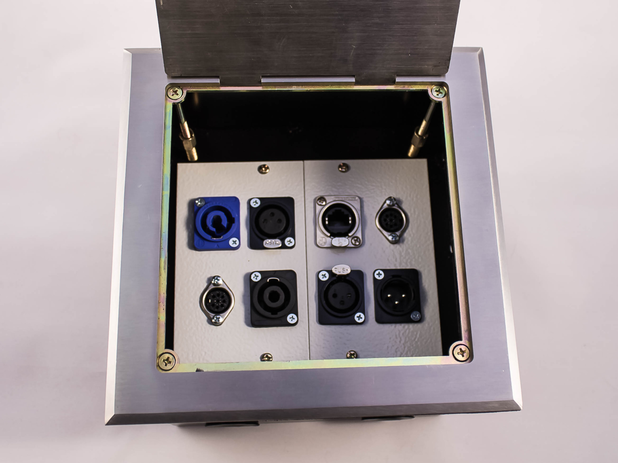 KFH-180S Напольный коммутационный лючок, лицевая панель 180х180 мм из нержавеющей стали, 8 любых панельных разъёмов KONANlabs