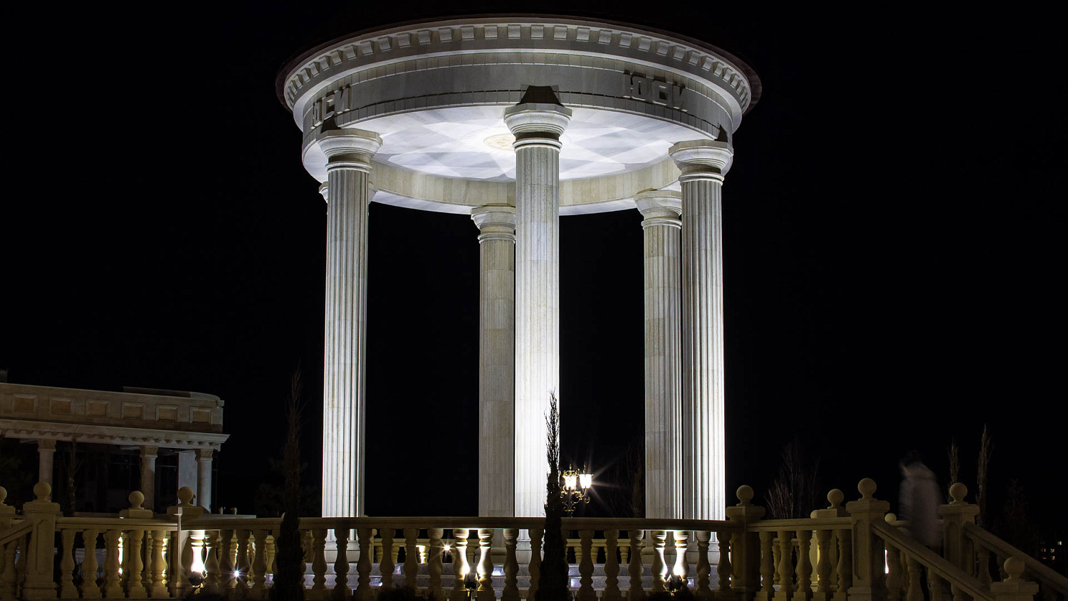 Архитектурная подсветка в сквере