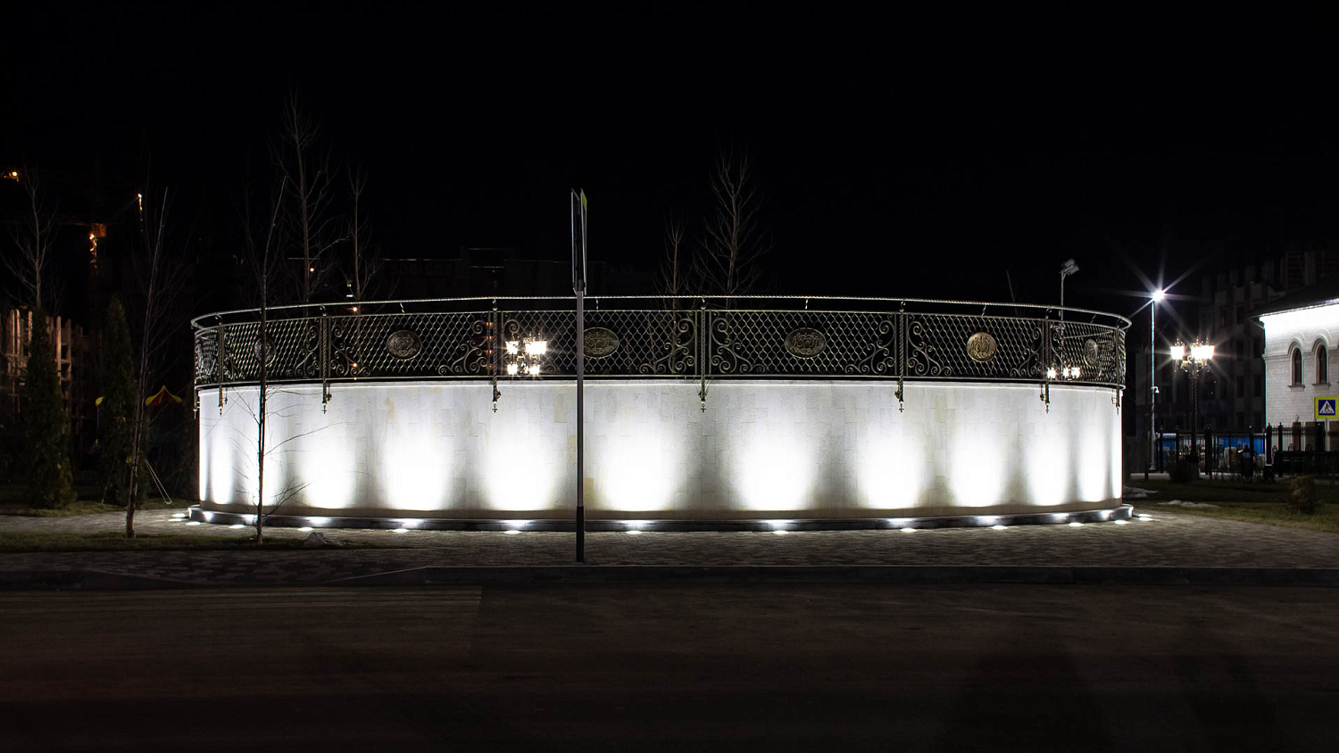 Архитектурная подсветка в сквере